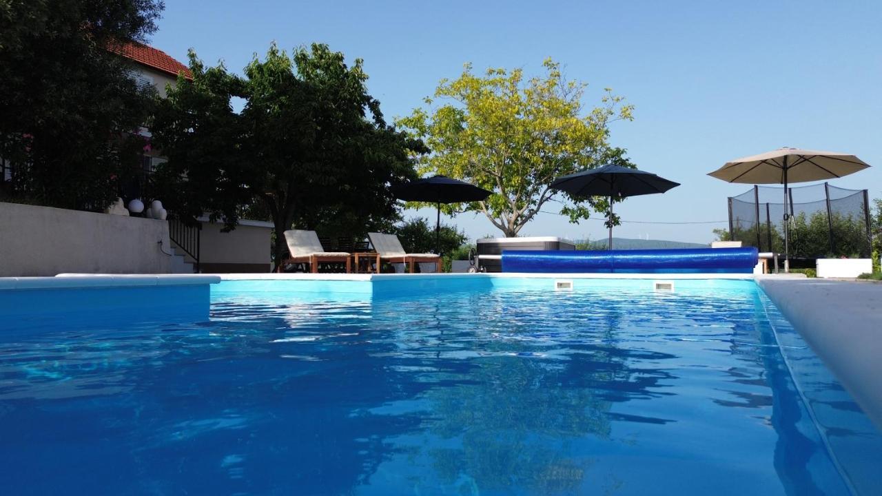 Casa Di Oliva-House With Heated Pool & Jacuzzi In Trilj, Croatia Villa Exterior photo